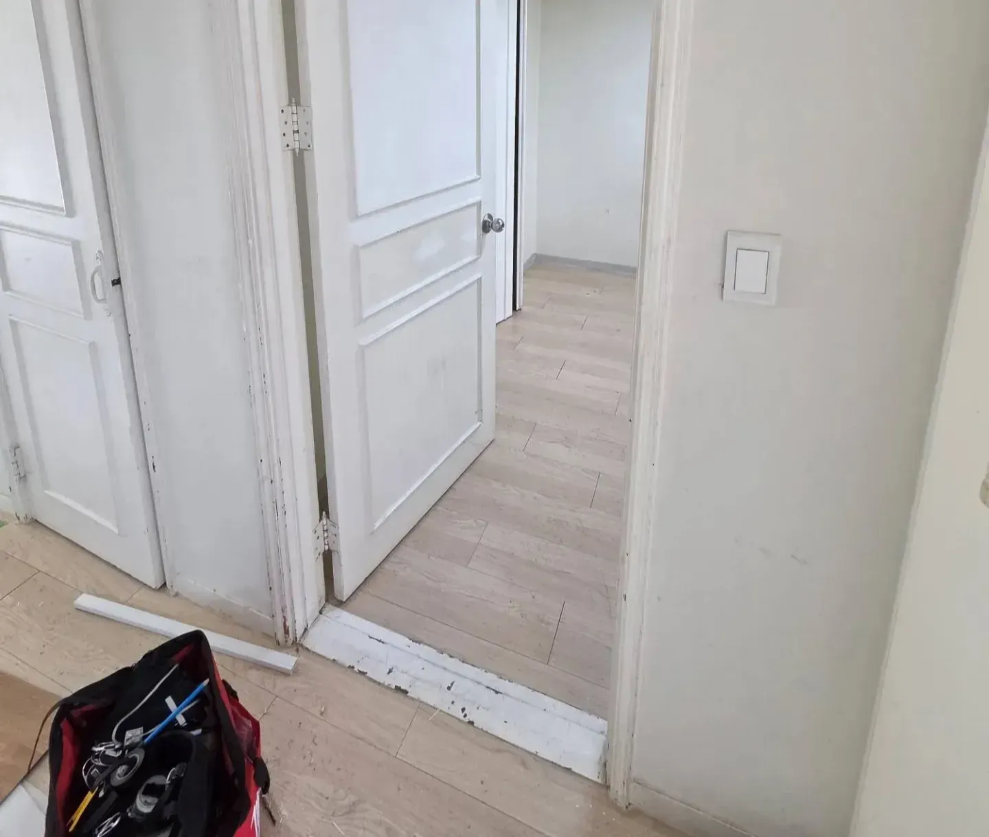 강남구 도곡동 작은방 문짝을 탈거해 대패 작업을 준비하는 사진