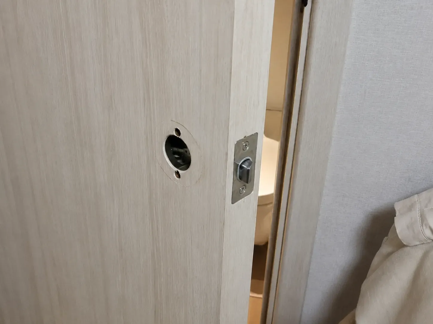 교체를 위해 기존 문고리를 분리한 상태