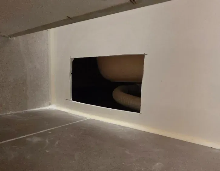 점검을 위해 최소 범위만 타공한 모습