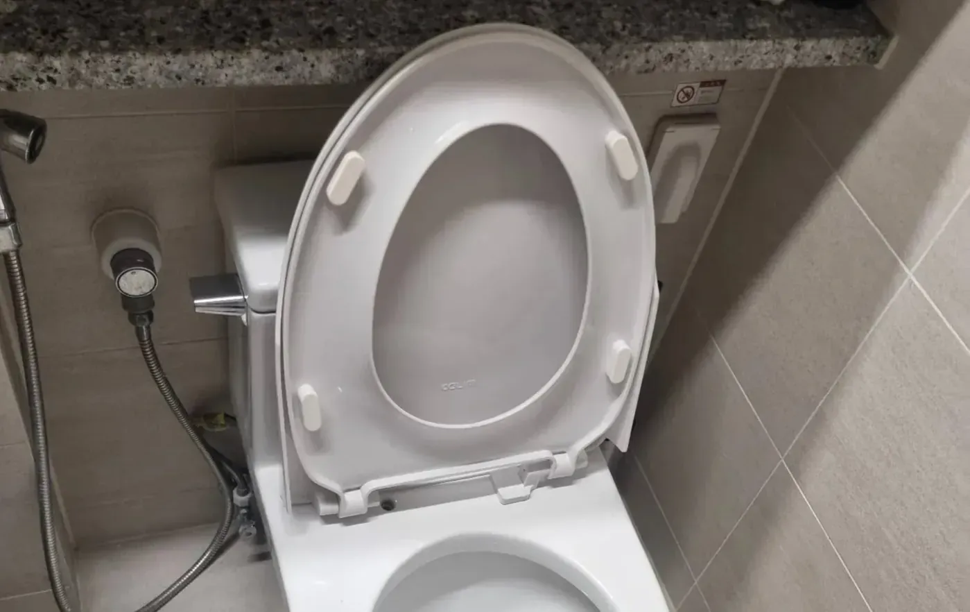 시공 전 화장실 헐거워진 변기 시트