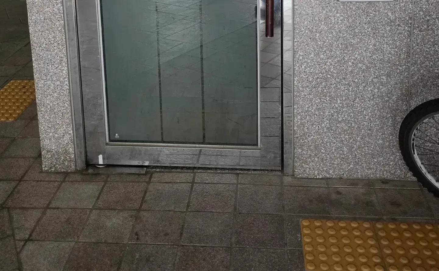 시공 전 송파구 잠실동 런던빌 현관 플로어힌지 처짐 및 손상 자국