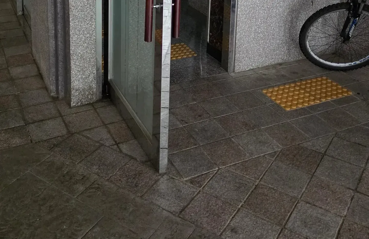 송파구 잠실동 현관 플로어힌지 개방 상태 확인하는 모습