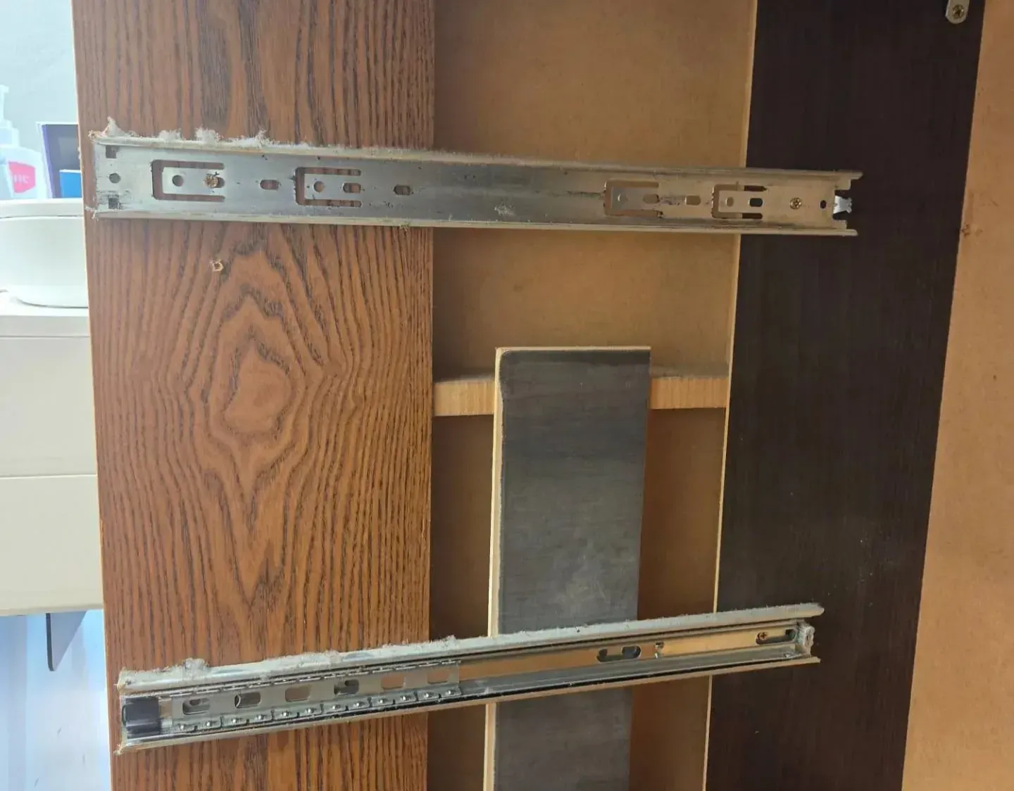 몸통 안쪽에 남은 기존 레일을 확인하는 사진