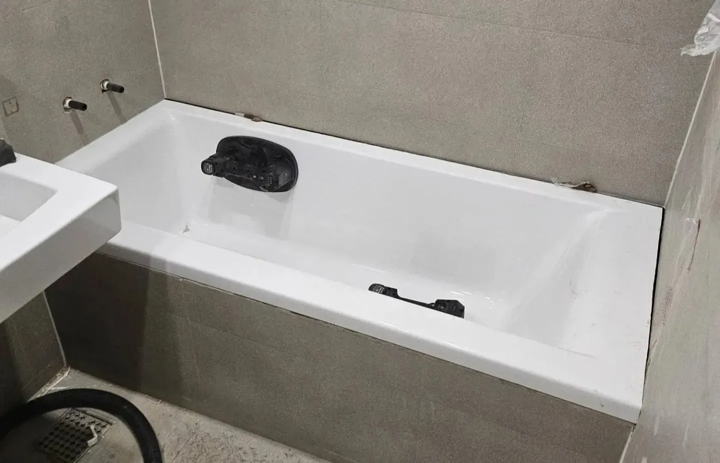 강남구 삼성동 화장실 욕조 거치 후 수평을 확인하는 사진