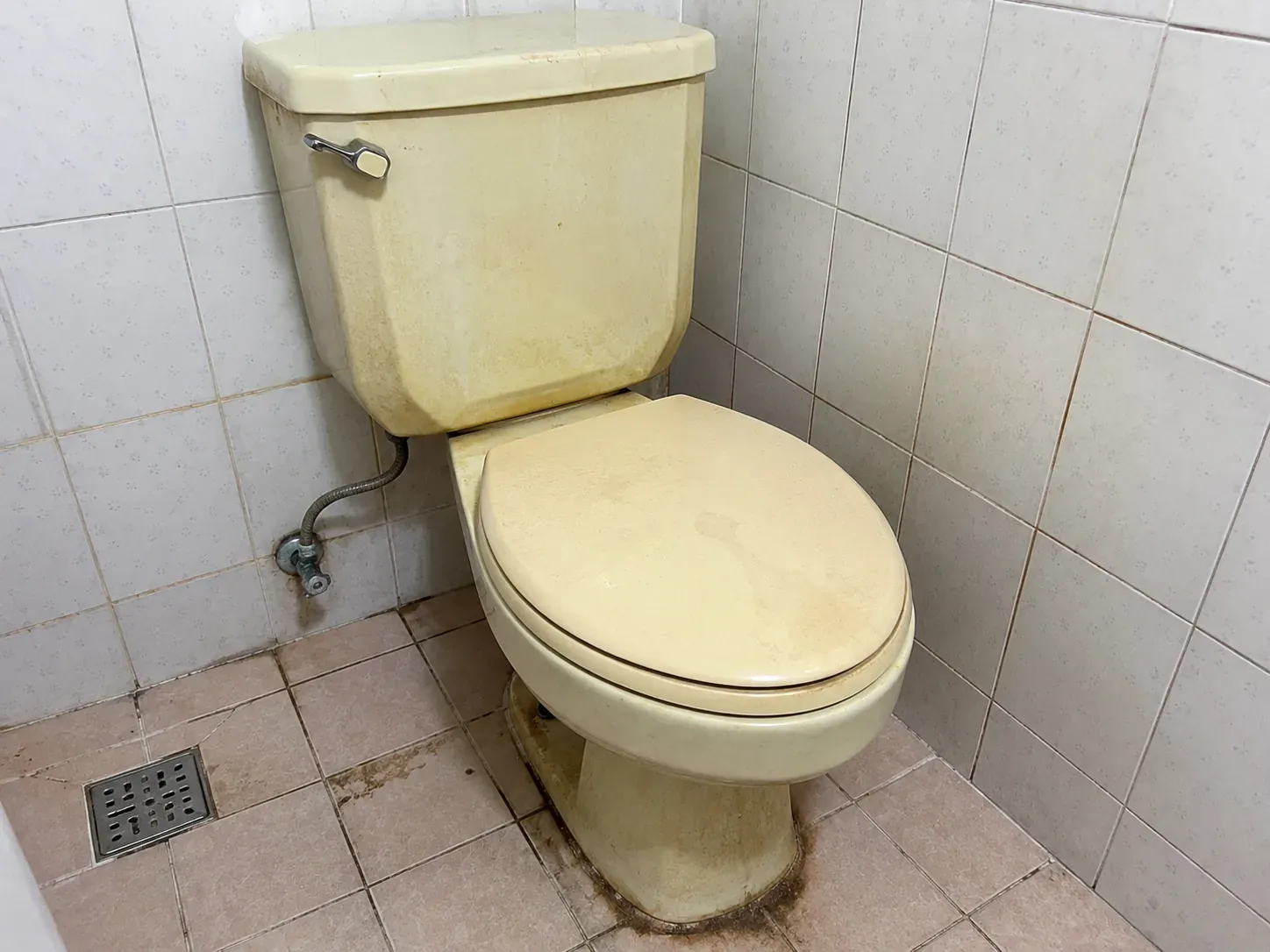 노후화된 양변기에 대한 이해를 돕기 위한 이미지
