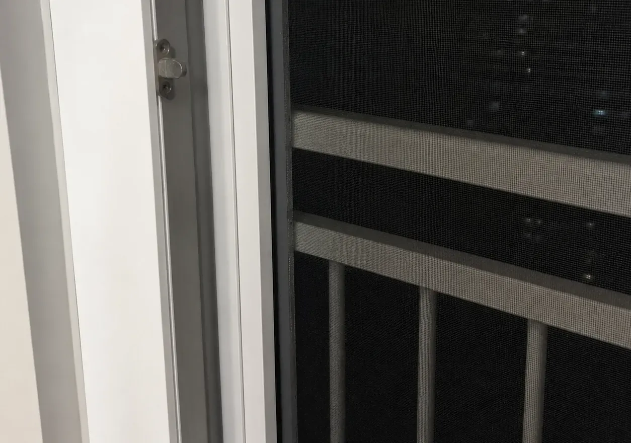 시공 후 강동구 아파트 거실 창 샷시형 방충망 교체 완료 상태