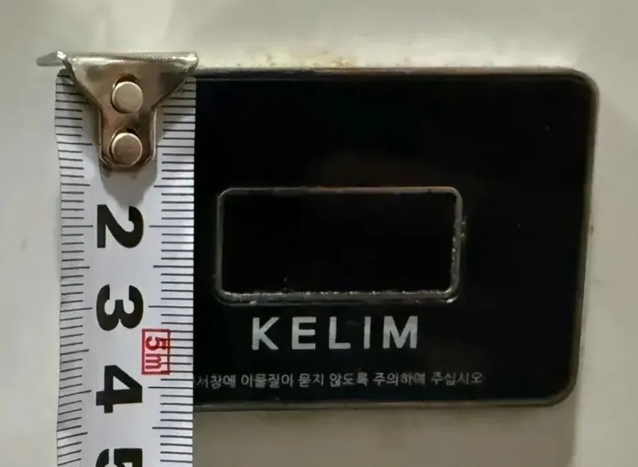 미사강변 화장실 소변기 센서 규격을 줄자로 실측하는 사진