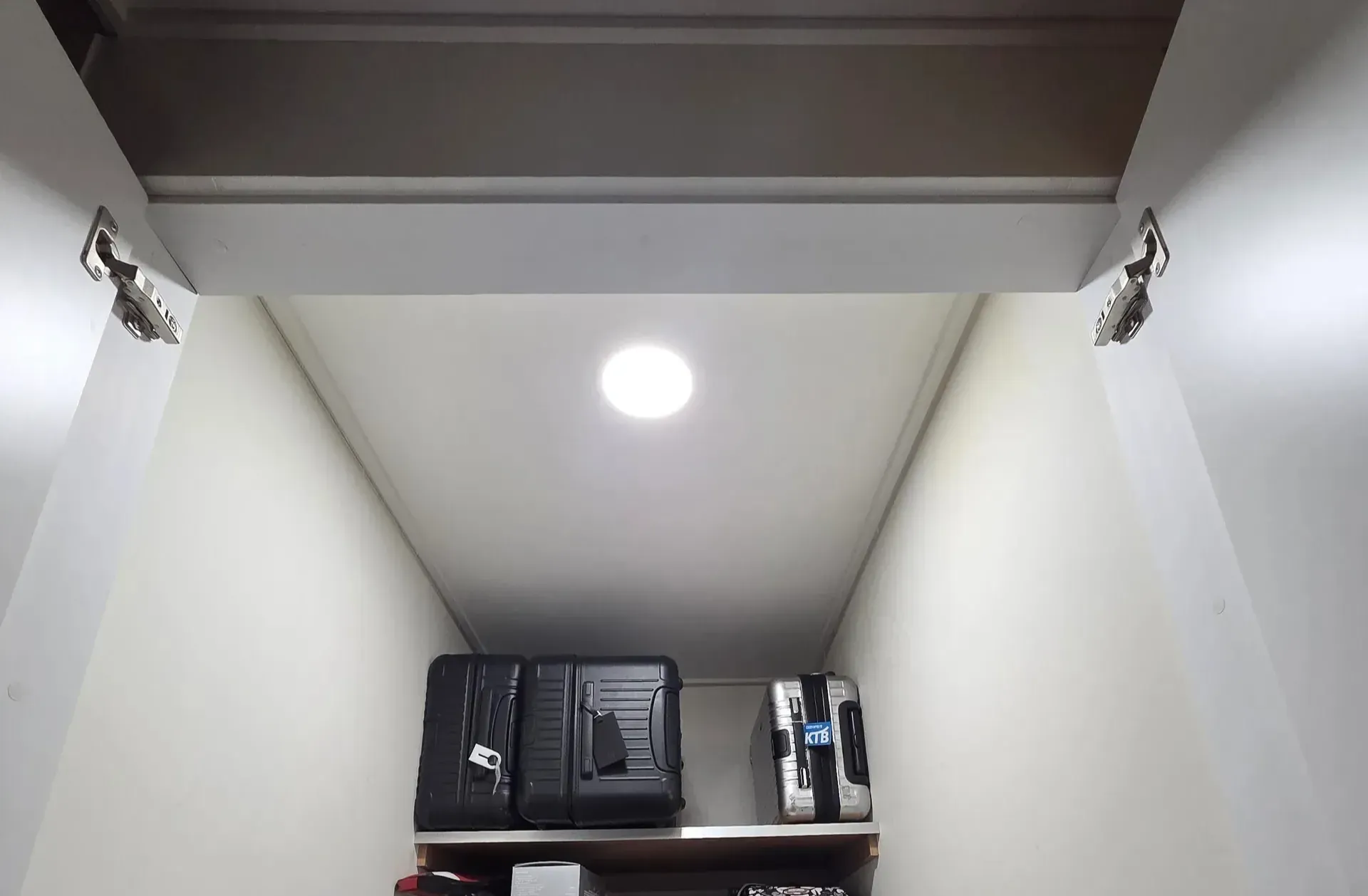 시공 후 상일동 아파트 팬트리장에 새로 설치된 LED 센서등이 환하게 켜진 모습