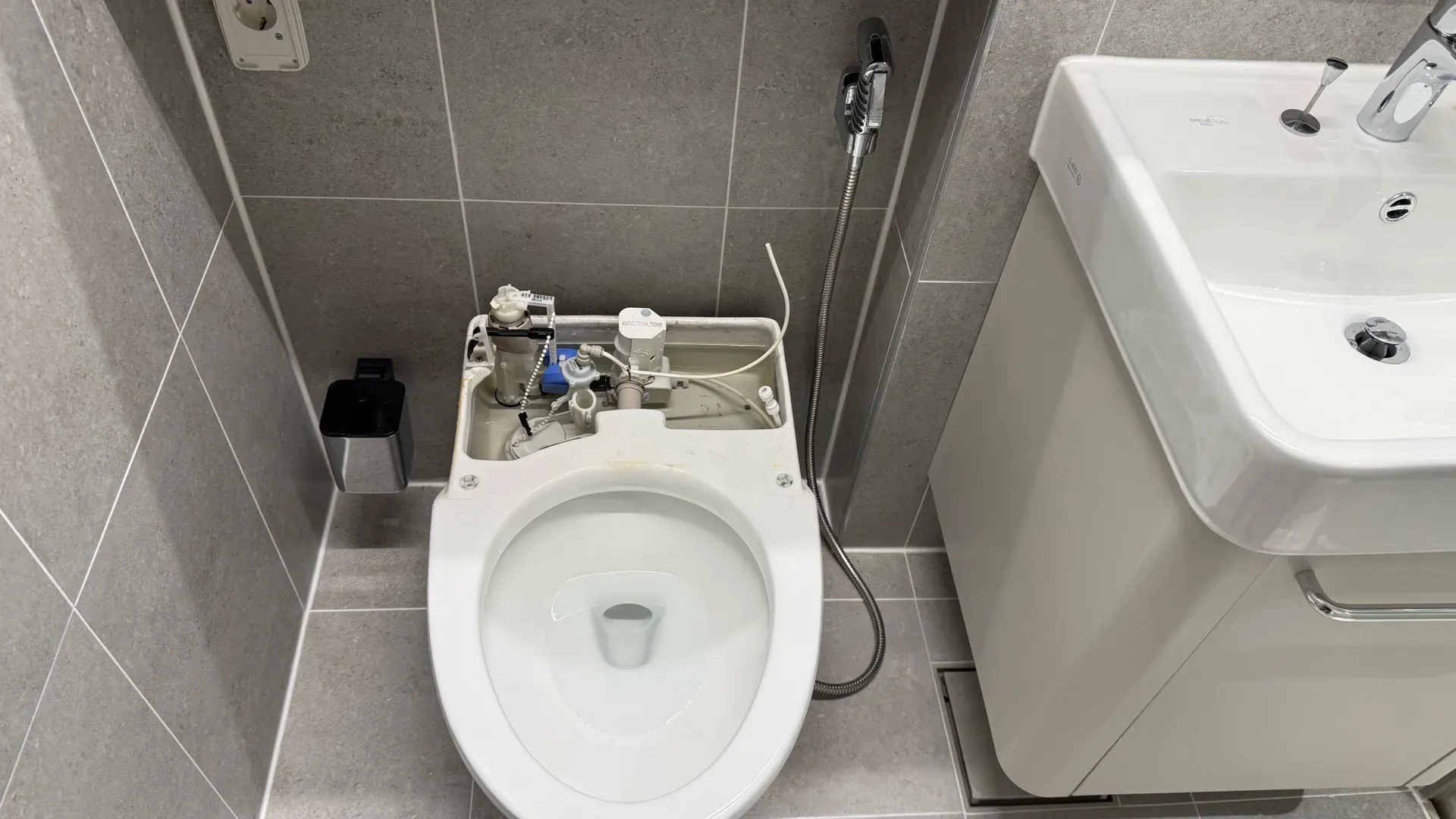 시공 전 강남구 일원동 디에이치자이개포 화장실 비데 철거 후 노출된 배관